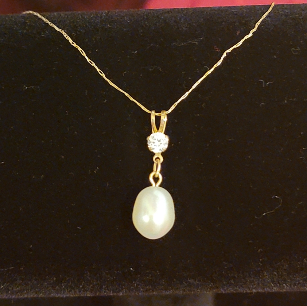 10k Gold pearl necklace